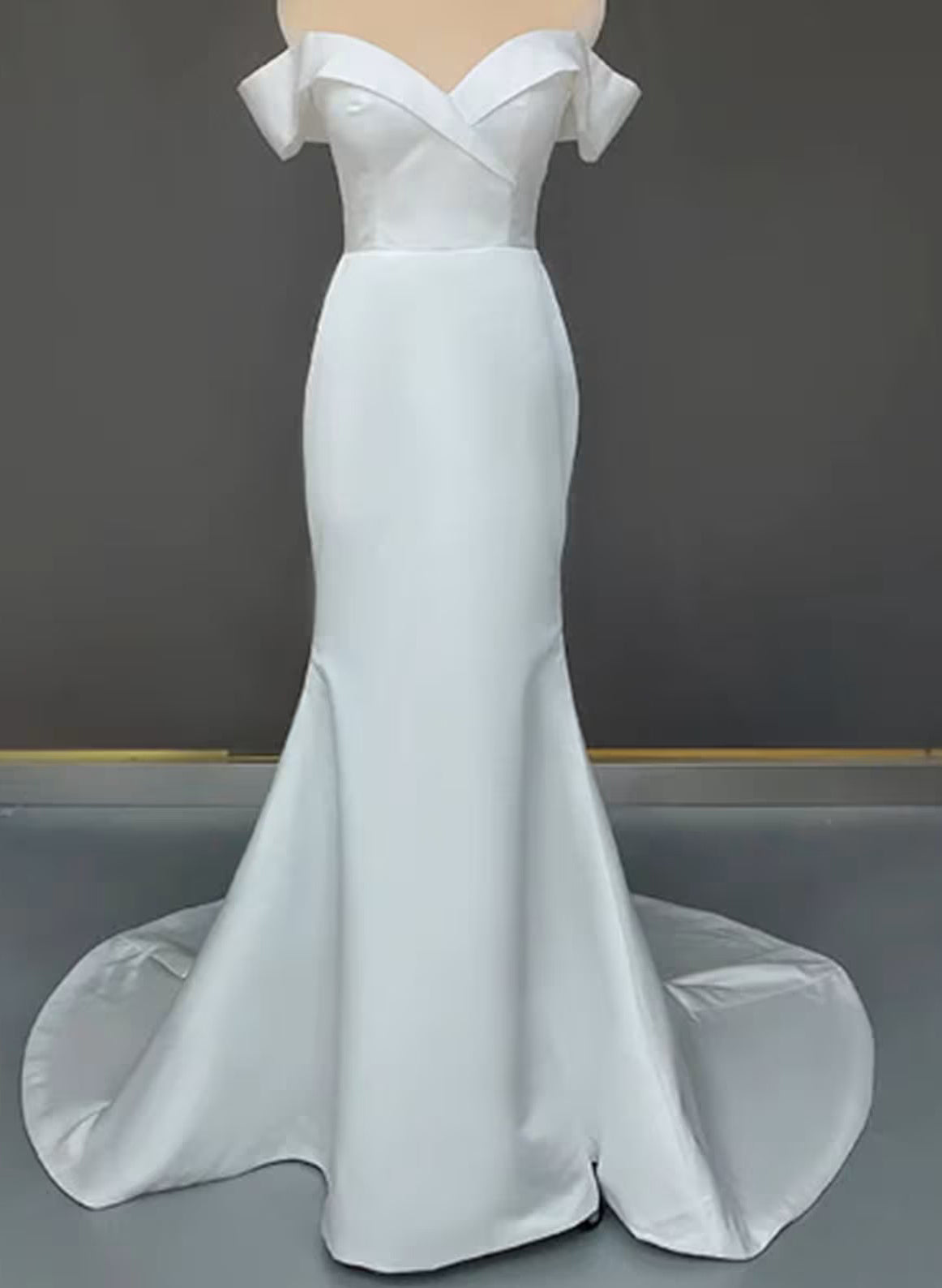 Off-the-Shoulder Sleeveless Trumpet/Mermaid Satin Wedding Dresses with Sweep Train