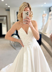 V-neck Sleeveless Ball-Gown Wedding Dresses With Split Front Sweep Train Satin