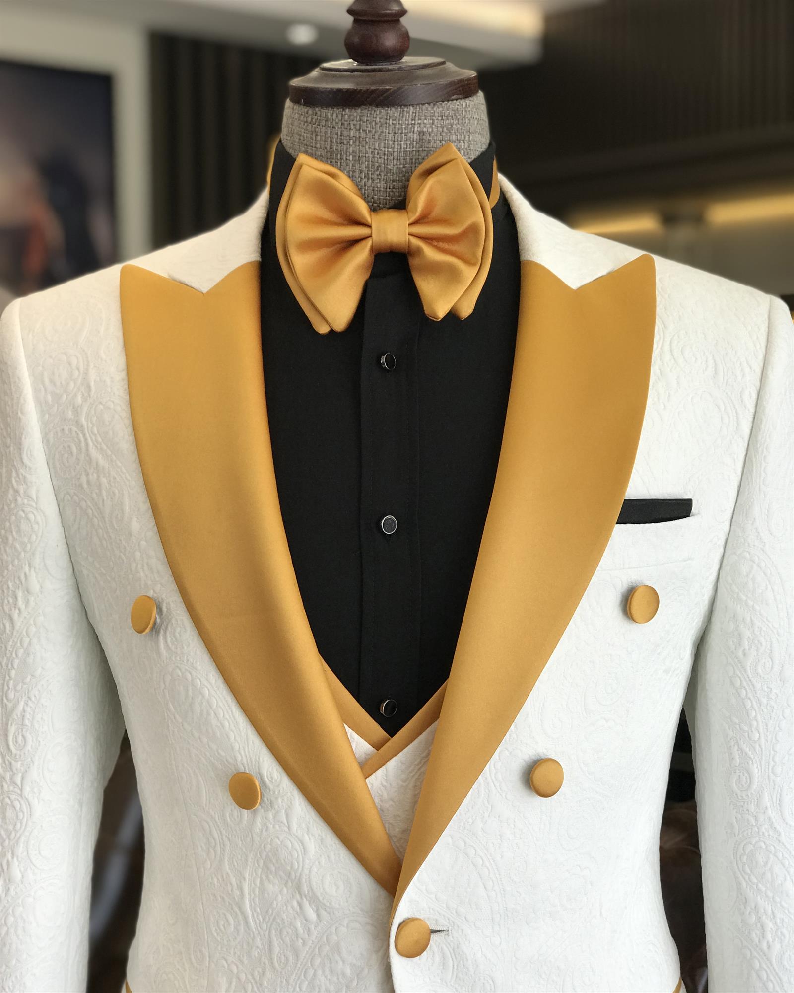 Fashion White Jacquard Three-Piece Peaked Lapel Wedding Suit for Men