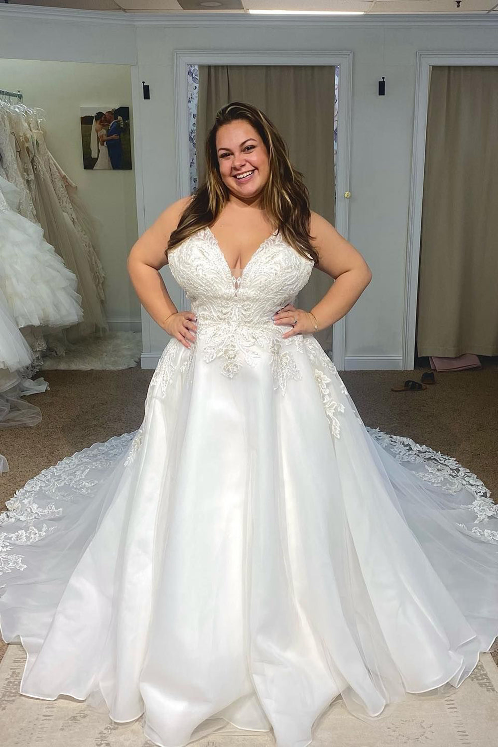 Chic White A-Line Tulle Plus Size Long Wedding Dress with Appliques