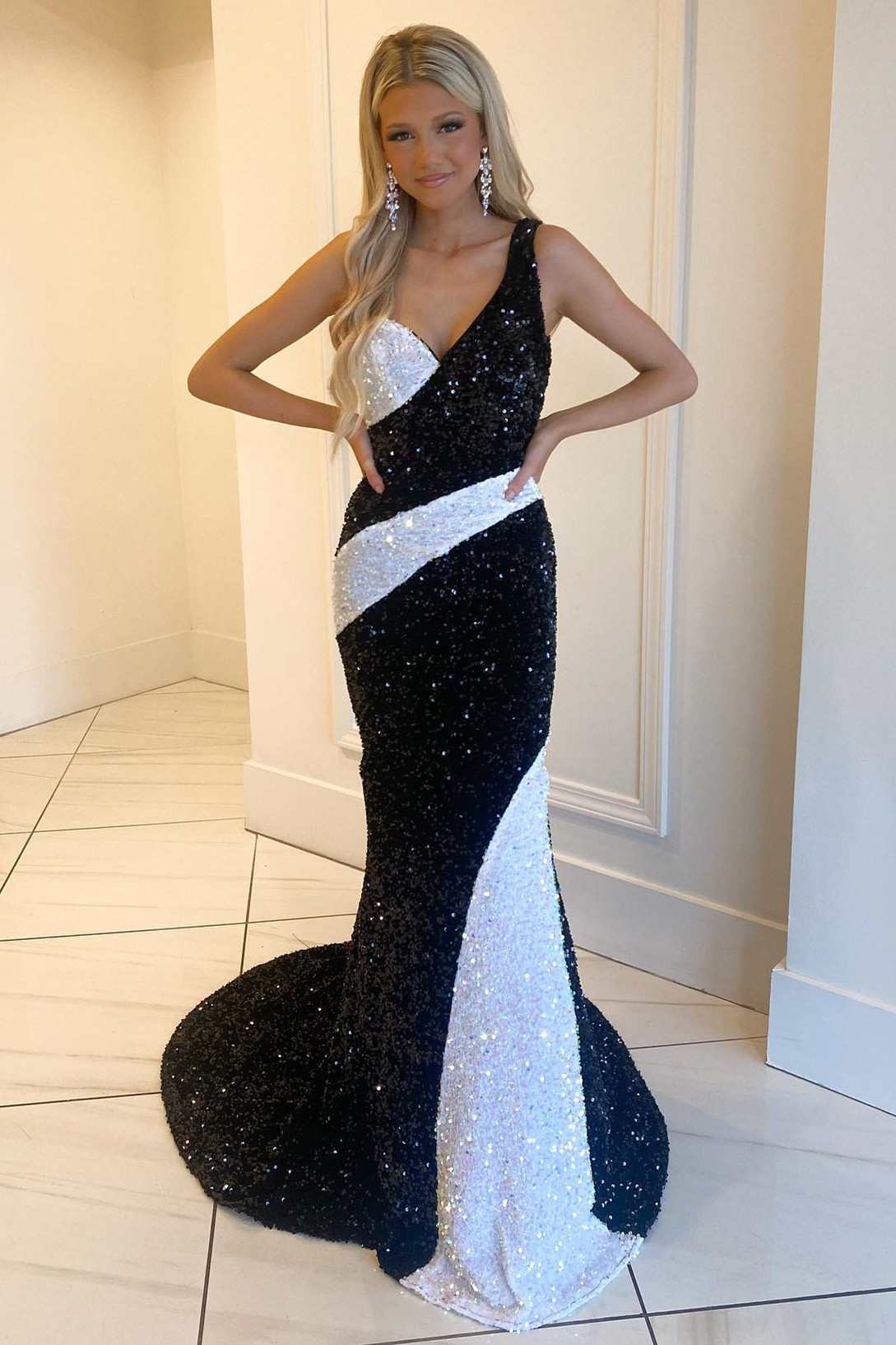 Glamorous Black and White Sequin One-Shoulder Mermaid Long Prom Gowm