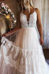 Elegant Ivory Boho A-Line Long Tulle Wedding Dress with Lace