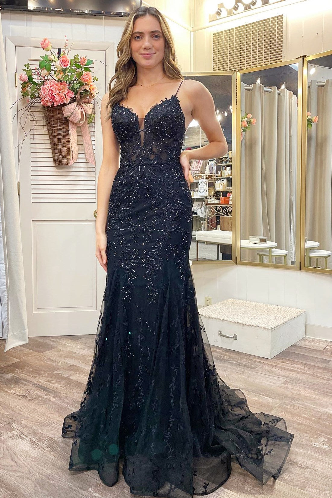 Glamorous Black Delicate Appliques Plunge V Lace-Up Trumpet Prom Gown